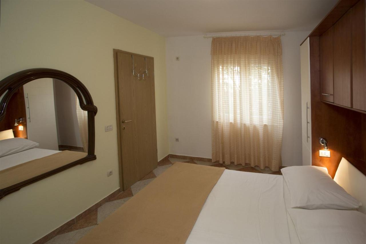 Apartments Gudelj โตรกีร์ ภายนอก รูปภาพ