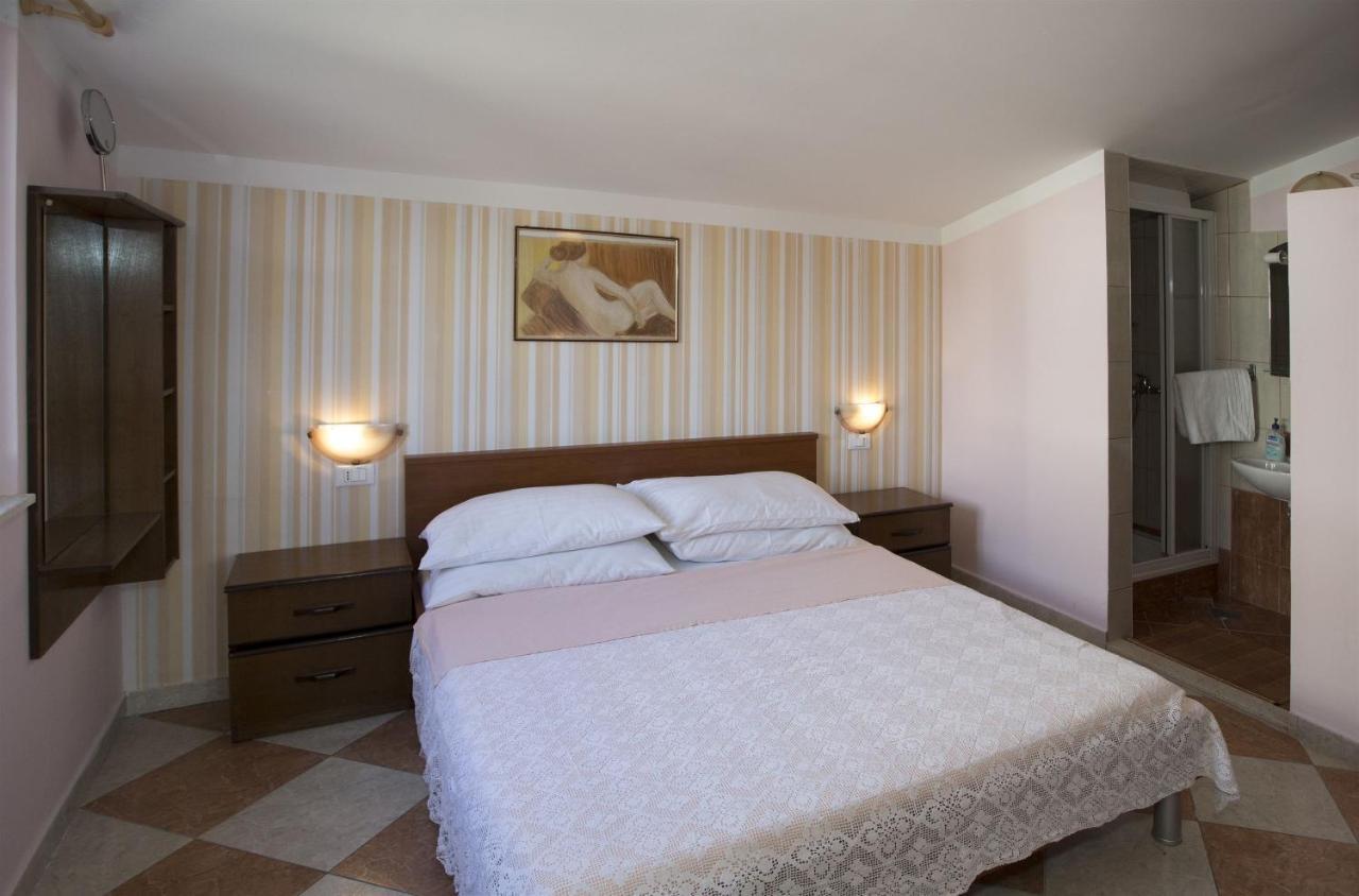 Apartments Gudelj โตรกีร์ ภายนอก รูปภาพ